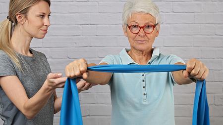 Alte Frau mit Sarkopenie bei der Physiotherapie