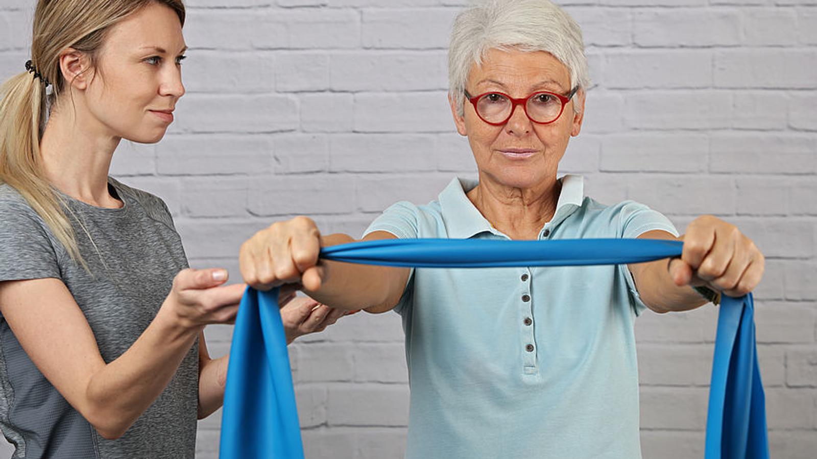 Alte Frau mit Sarkopenie bei der Physiotherapie