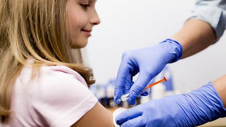 Mädchen wird vom Arzt gegen Mumps geimpft. 