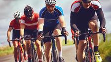 Männer stärken ihre Kondition beim Radfahren