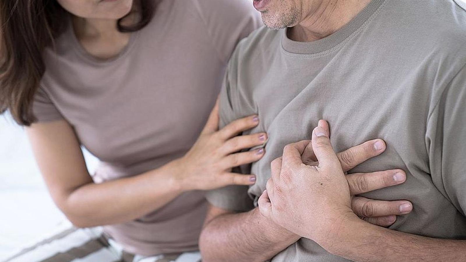 Mann mit Herzinsuffizienz greift sich an schmerzende Brust