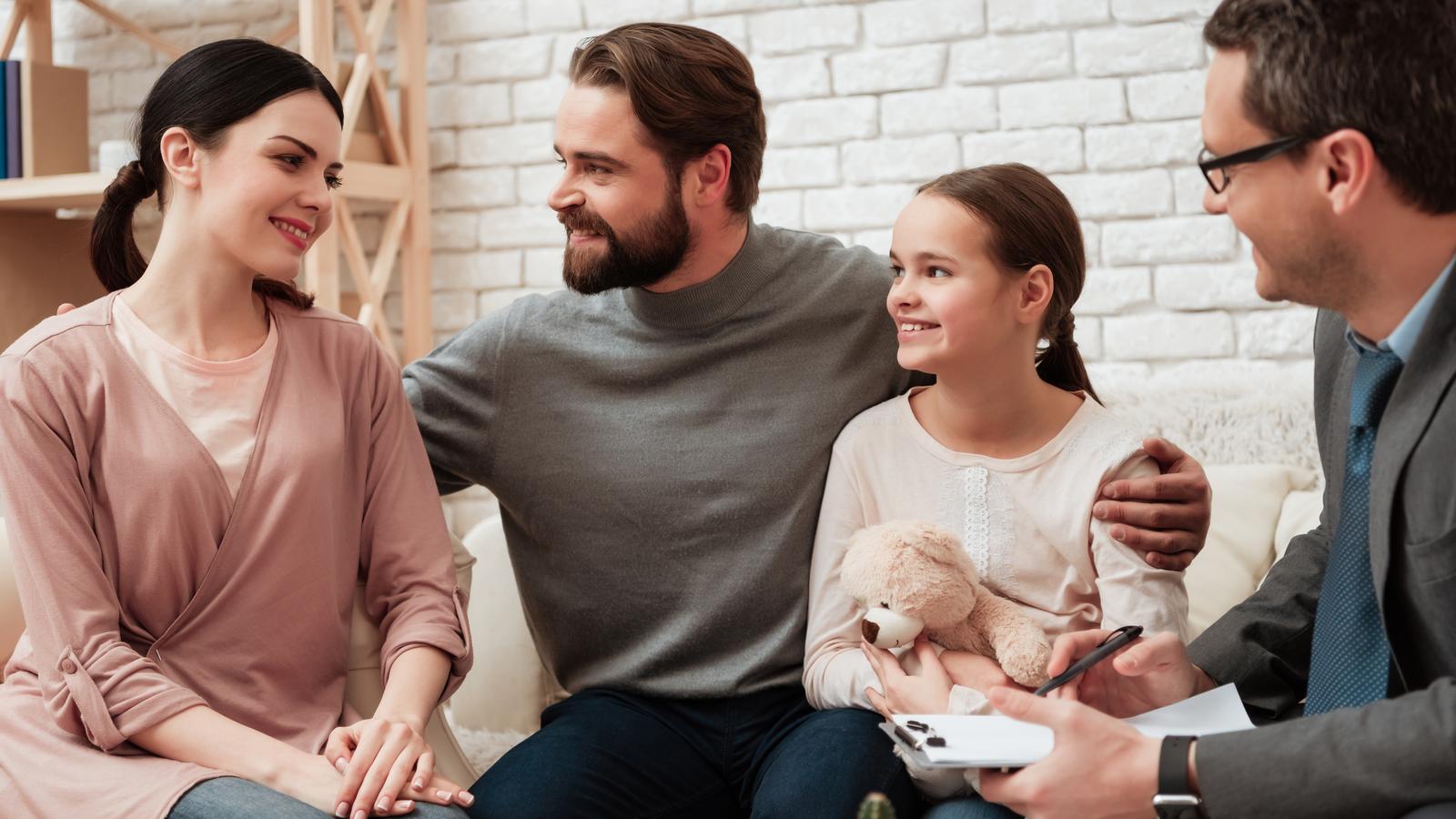 Mutter und Tochter bei der Familientherapie