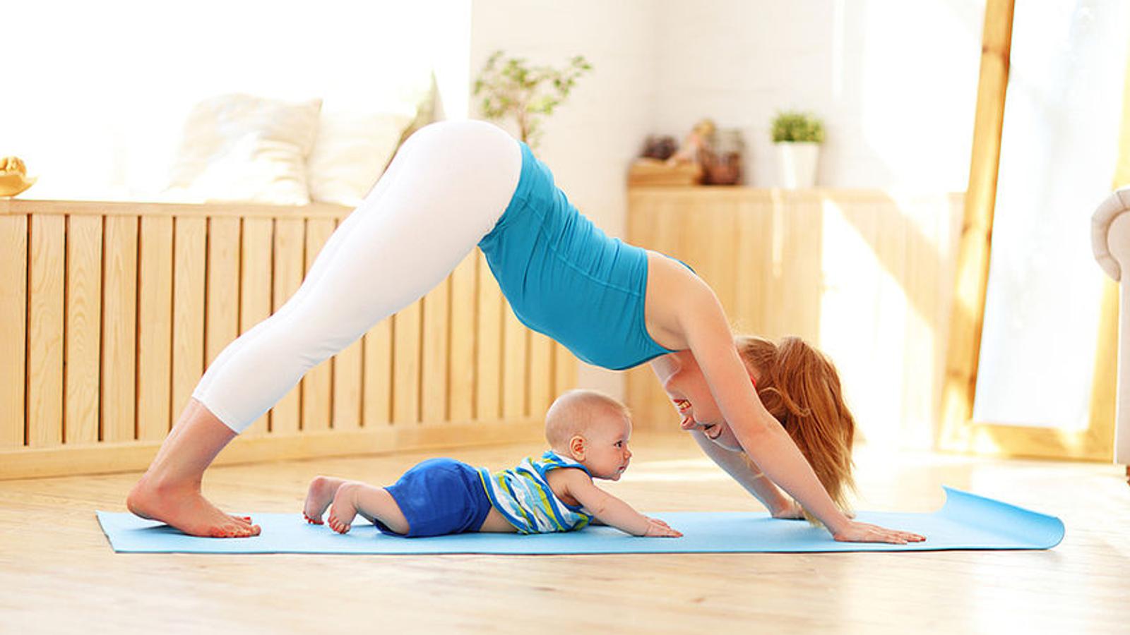 Frau macht Yoga mit ihrem Baby