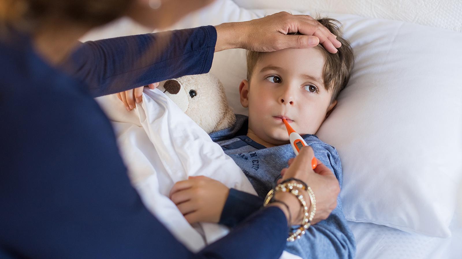 Kinder- und Jugendheilkunde Krankes Kind misst Fieber