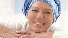 Frau mit Krebserkrankung lächelt