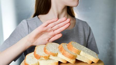 Frau lehnt Brot ab