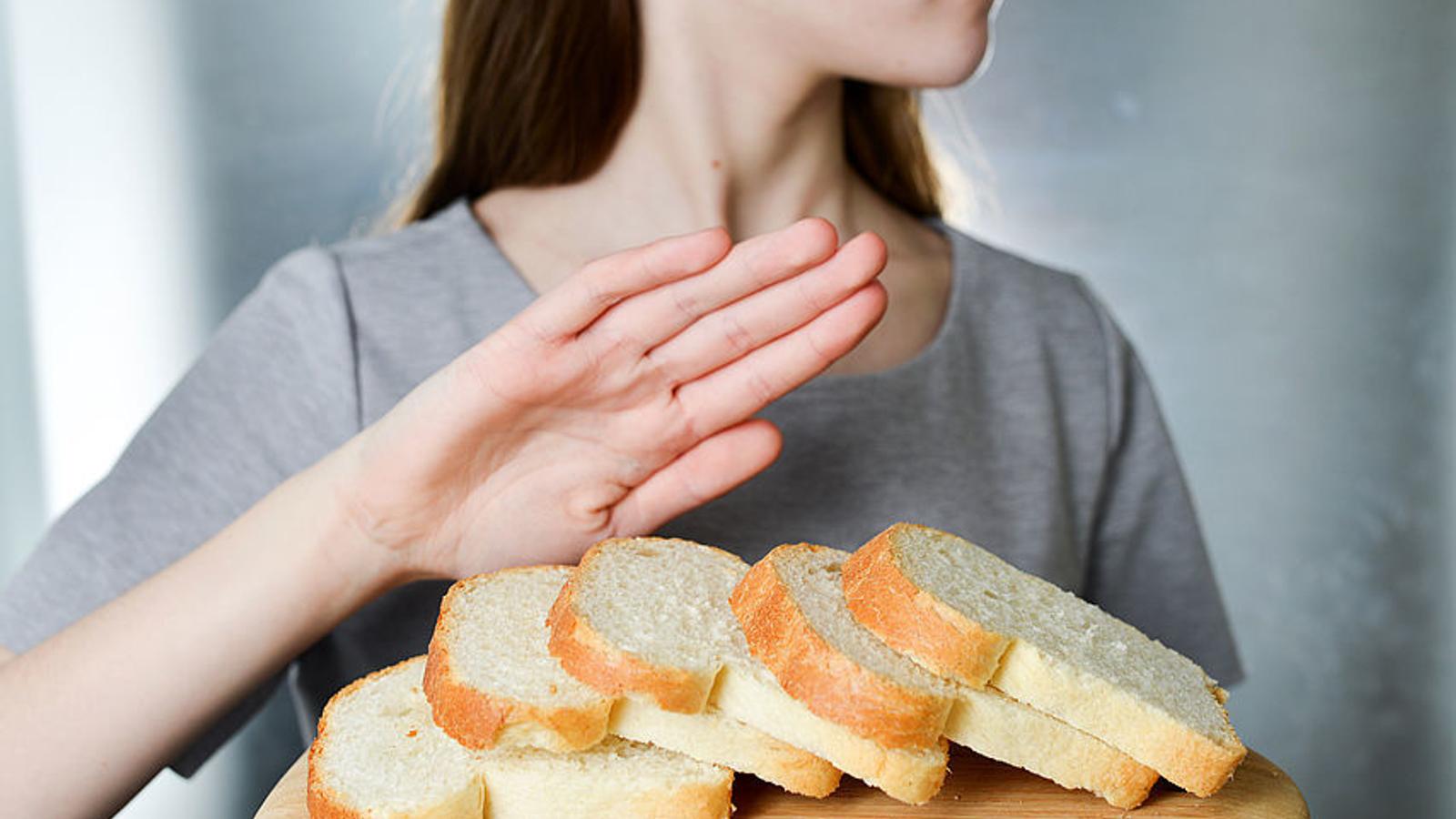 Frau lehnt Brot ab