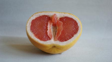 Grapefruit als Symbolbild für die Klitoris