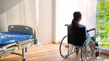 An MS erkrankte Frau im Rollstuhl 
