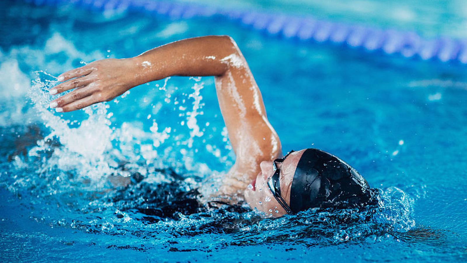 Professionelle Schwimmerin beim Kraulen. 