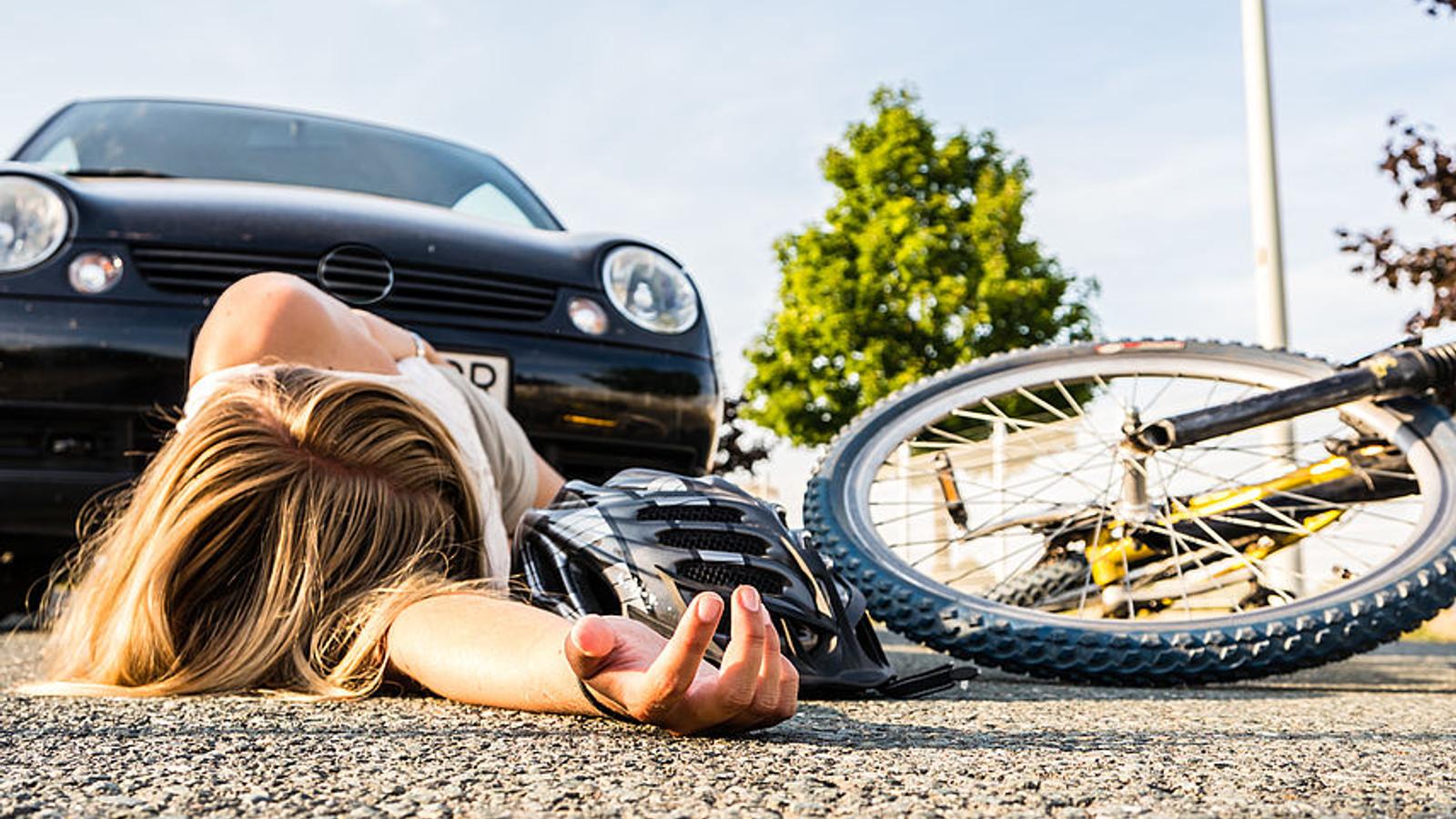 Auto hat eine Radfahrerin angefahren