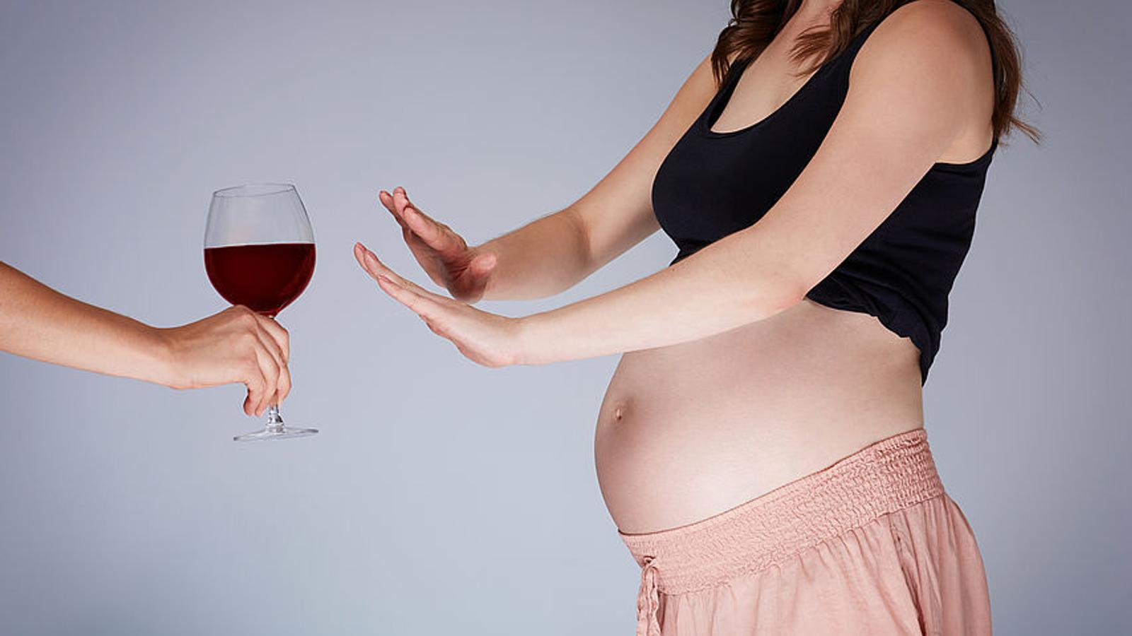 Schwangere Frau sagt nein zum Alkohol