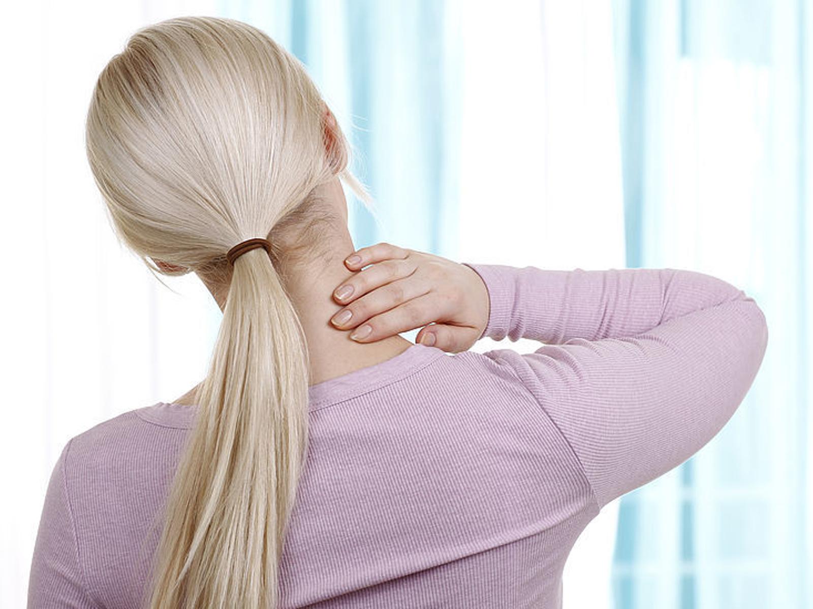 Nackenschmerzen: Ursachen, Symptome & Behandlung