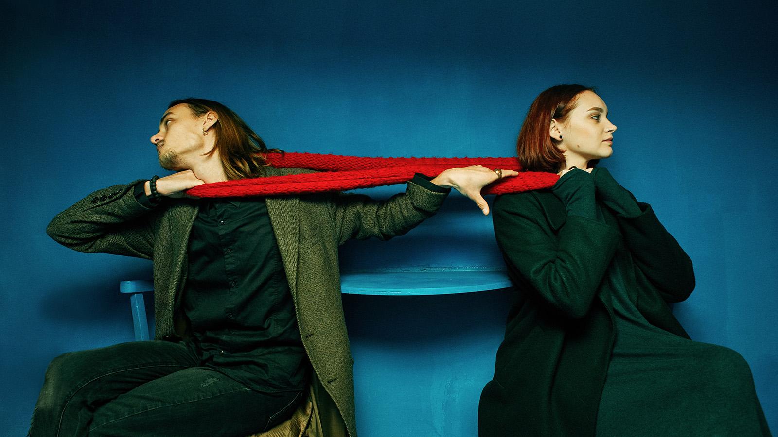 Zwei Personen die durch einen Schal verbunden sind