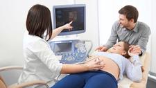 Frauenärztin macht einen Ultraschall und erklärt, was am Bildschirm zu sehen ist