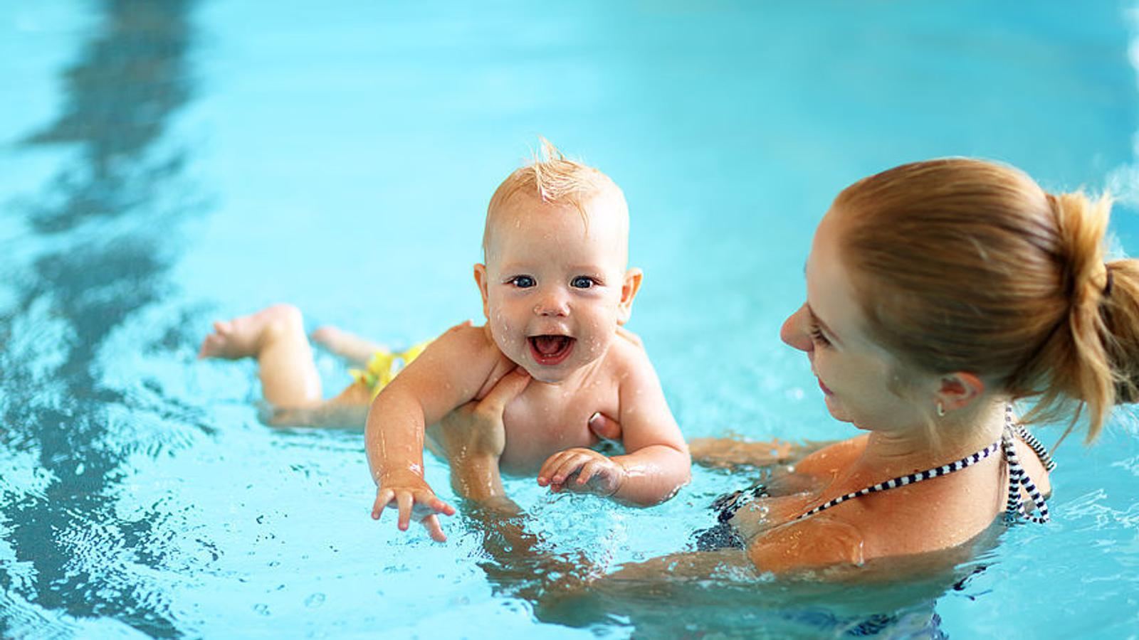 Mutter und Kind beim Babyschwimmen