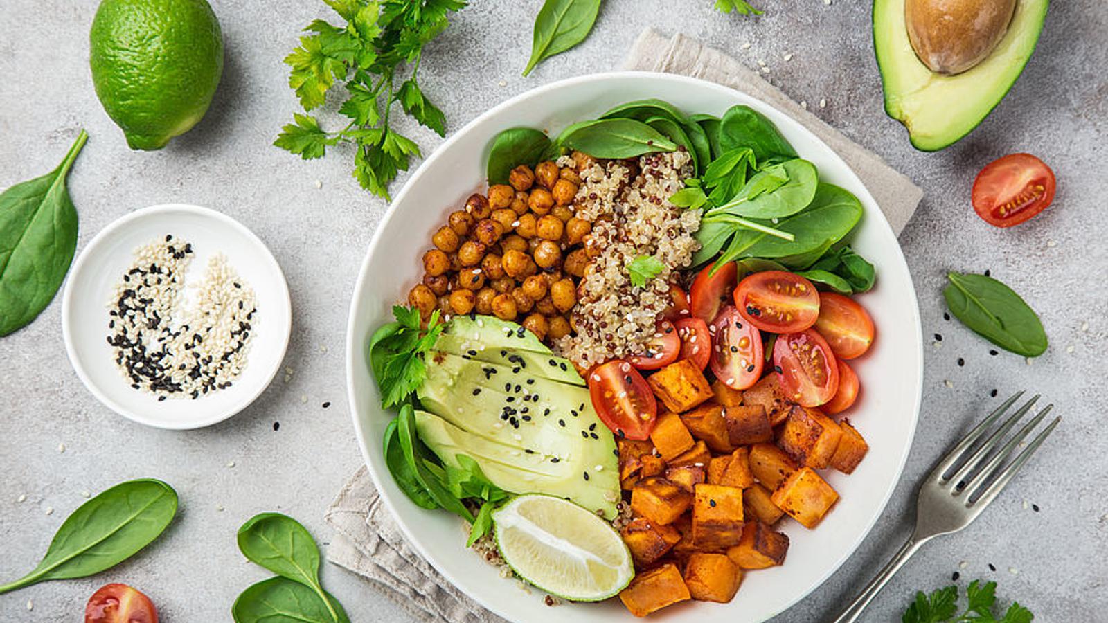 vegetarische Bowl mit Kichererbsen, Avocado und Süßkartoffeln