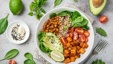 vegetarische Bowl mit Kichererbsen, Avocado und Süßkartoffeln