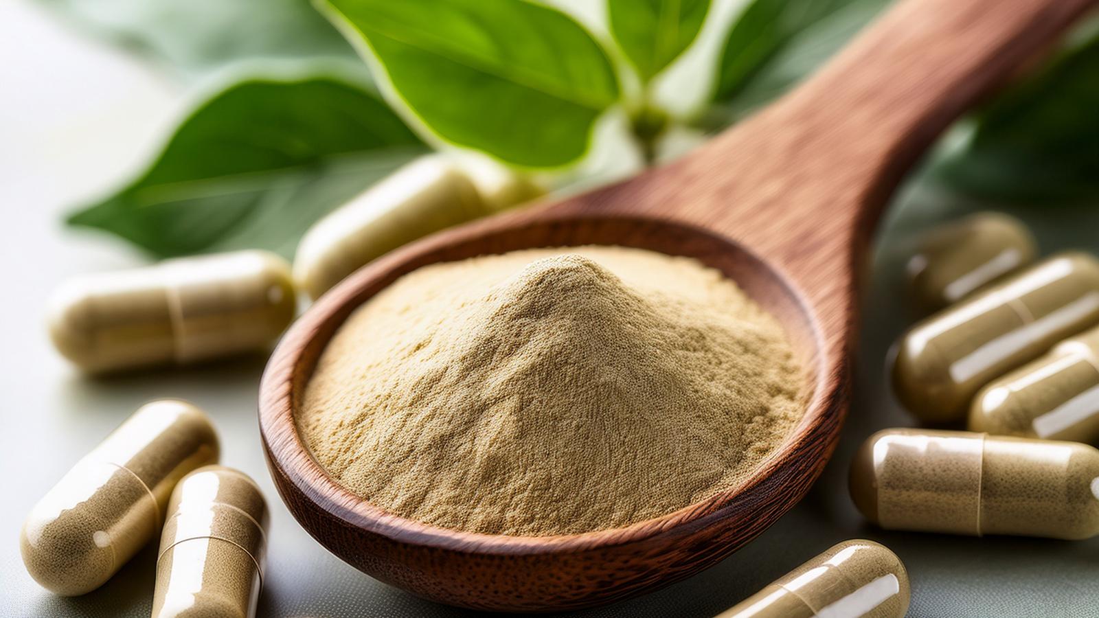 Ashwagandha-Pulver, umgeben von Kapseln und Blättern