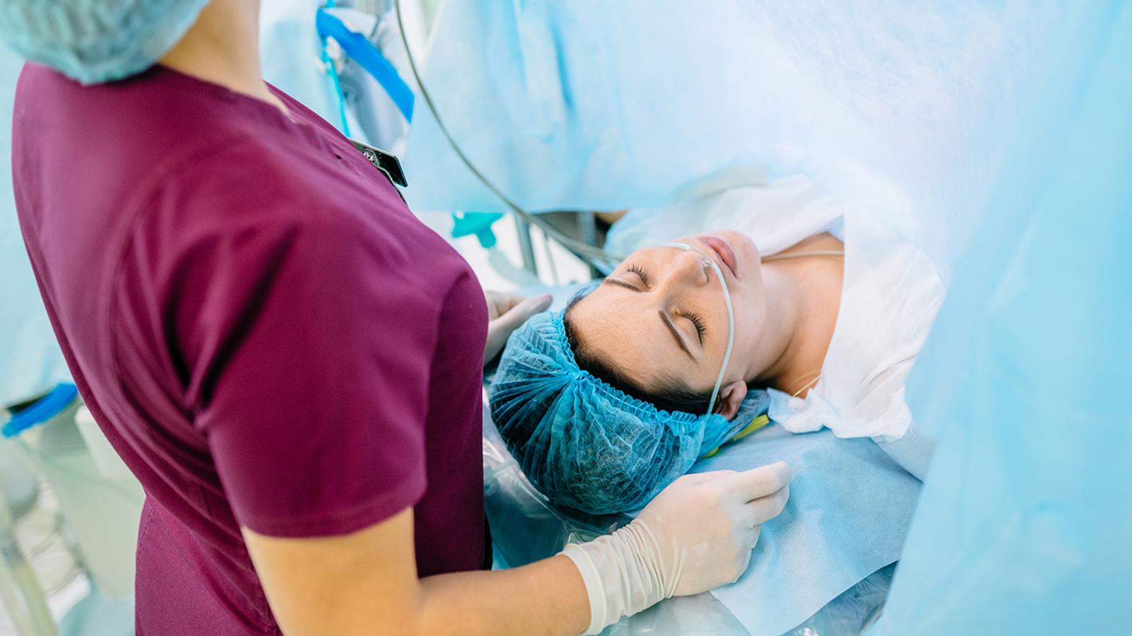 Anästhesiologie & Notfallmedizin Patientin bekommt vor der Notfall-Operation eine Narkose