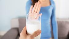 Frau lehnt Glas Milch ab