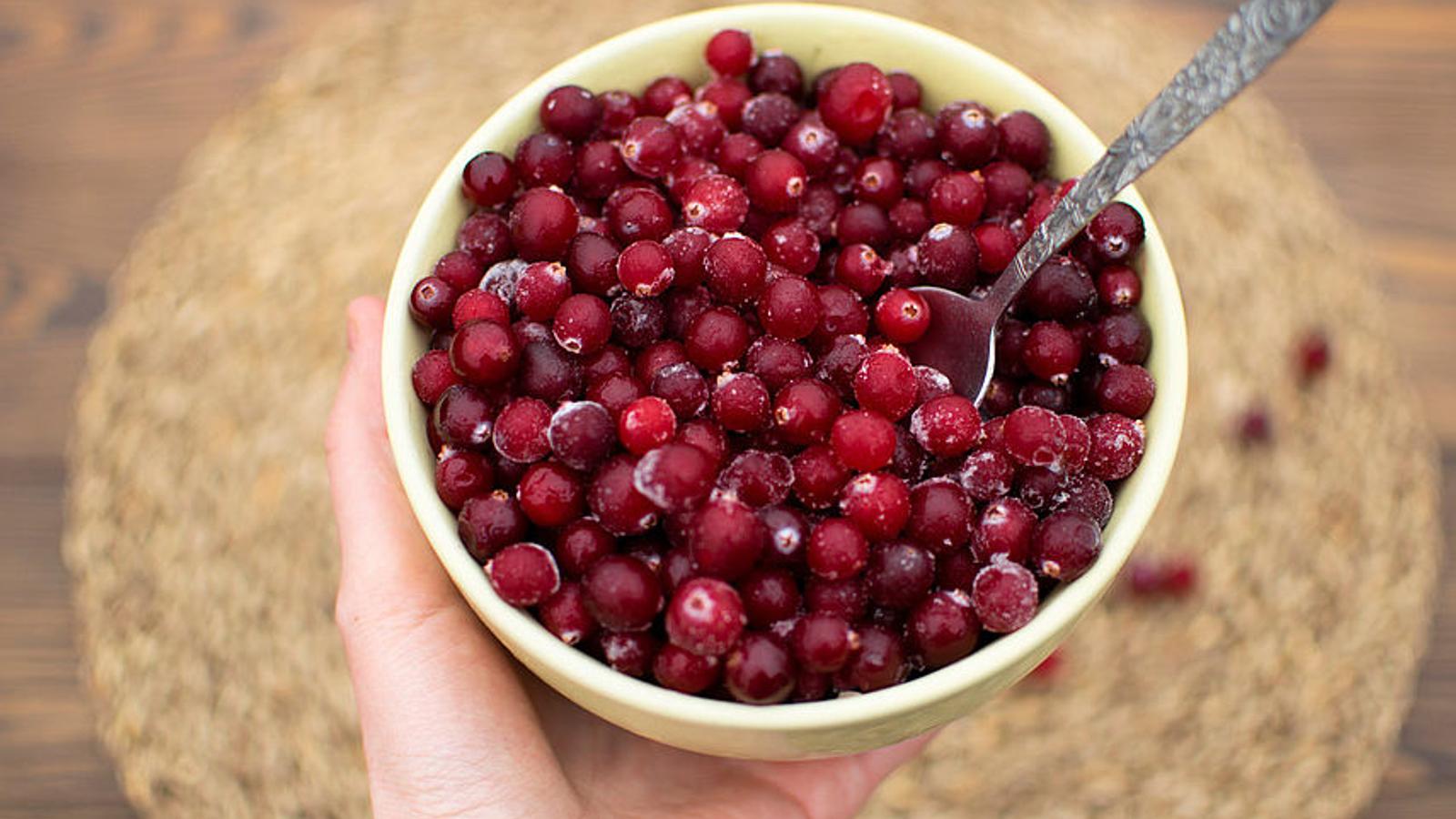 Schüssel voll mit Preiselbeeren