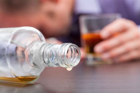 Welche drei Faktoren beeinflussen die Alkoholsucht?
