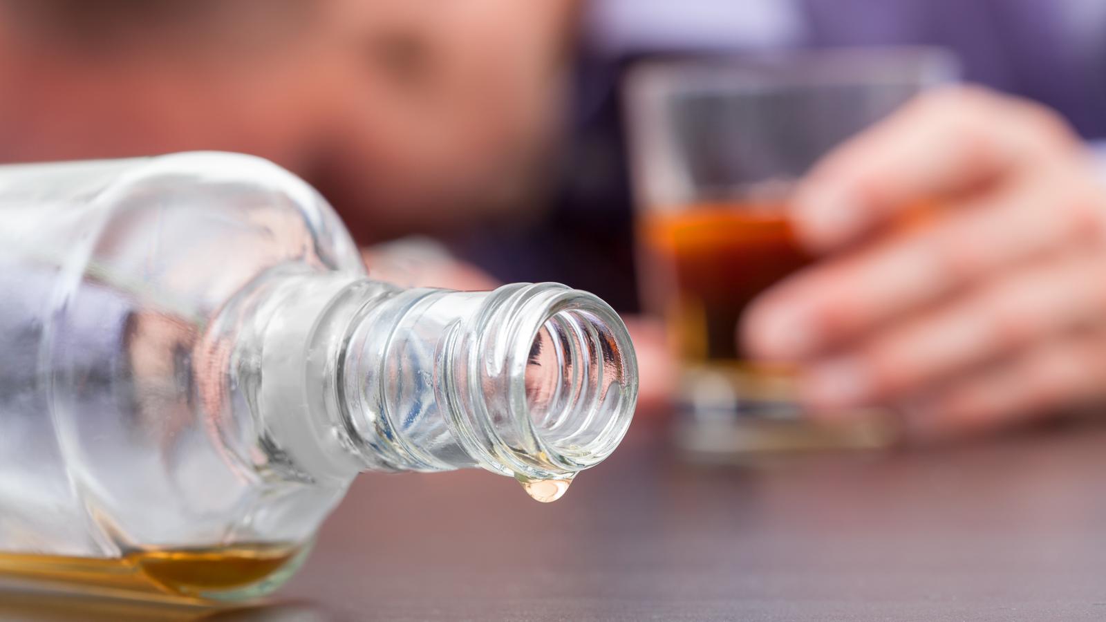 Welche drei Faktoren beeinflussen die Alkoholsucht?
