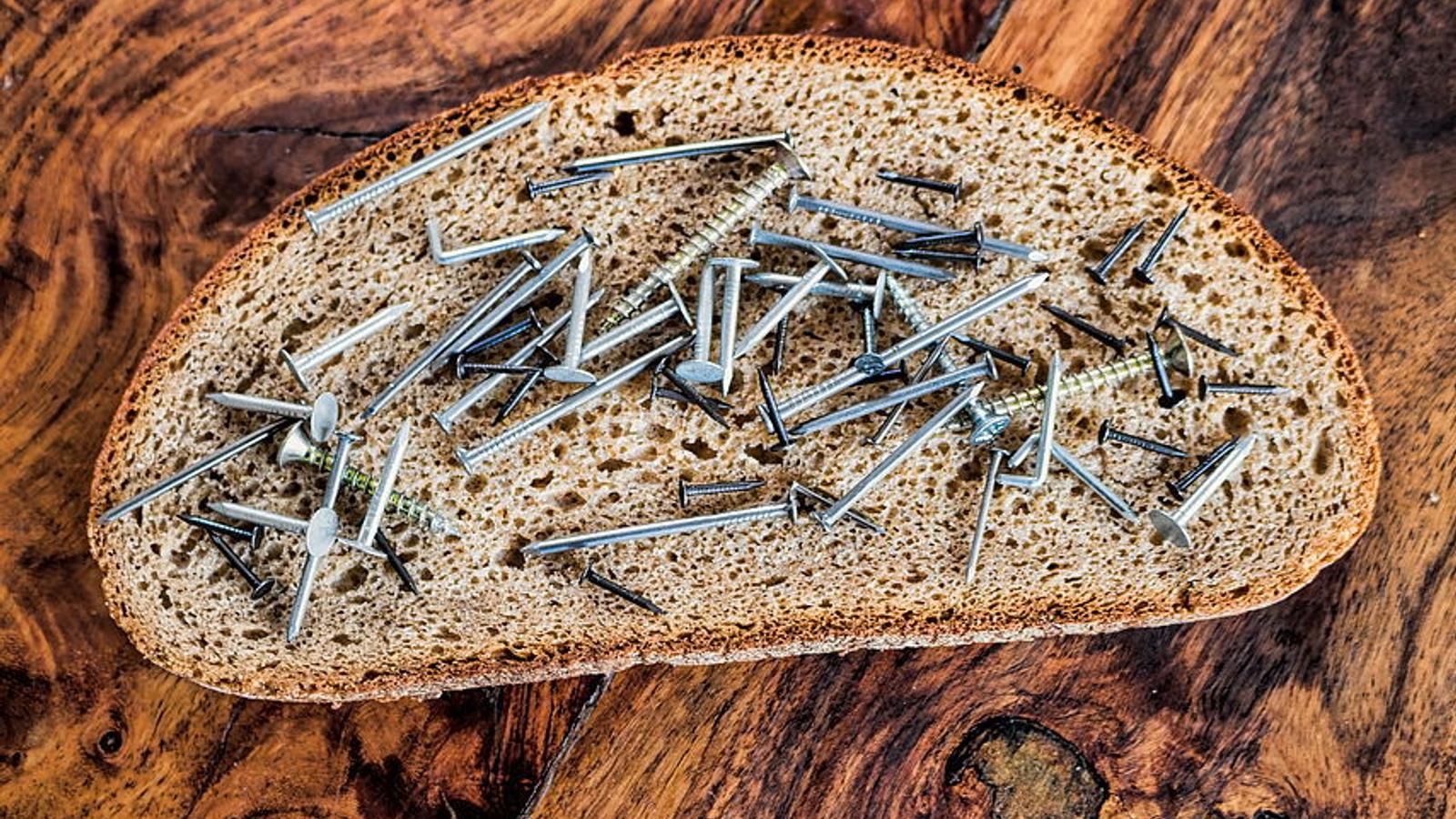 Nägel auf einem Brot