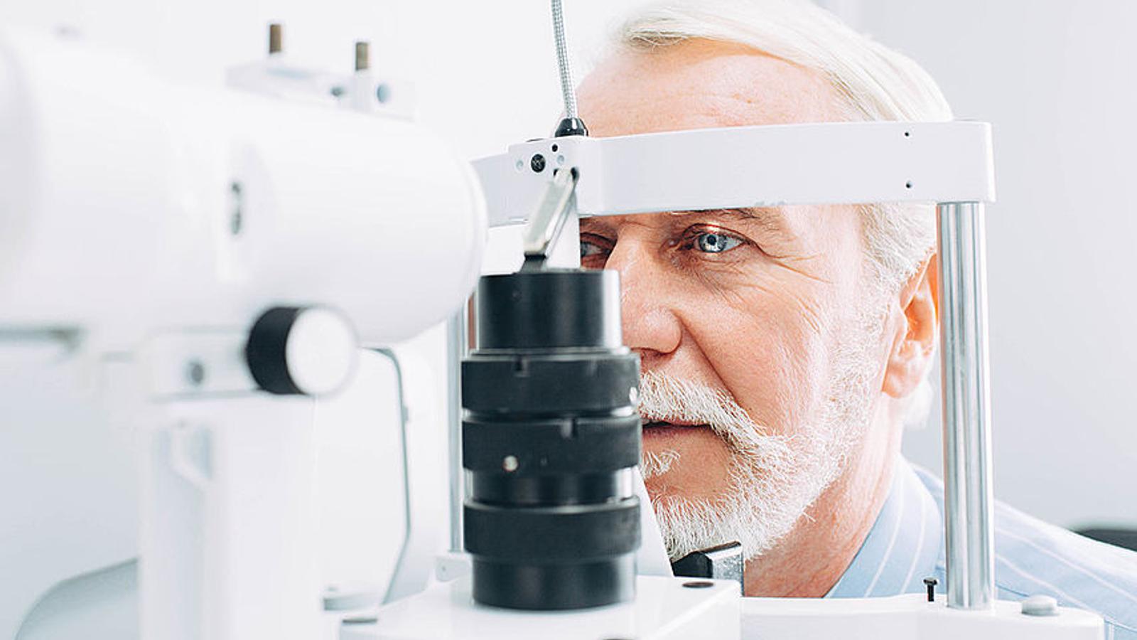 Mann mit Grüner Star macht eine Untersuchung beim Augenarzt
