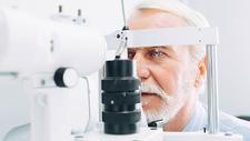 Mann mit Grüner Star macht eine Untersuchung beim Augenarzt
