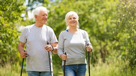 Älteres Ehepaar beim Nordic Walking gegen Parkinson