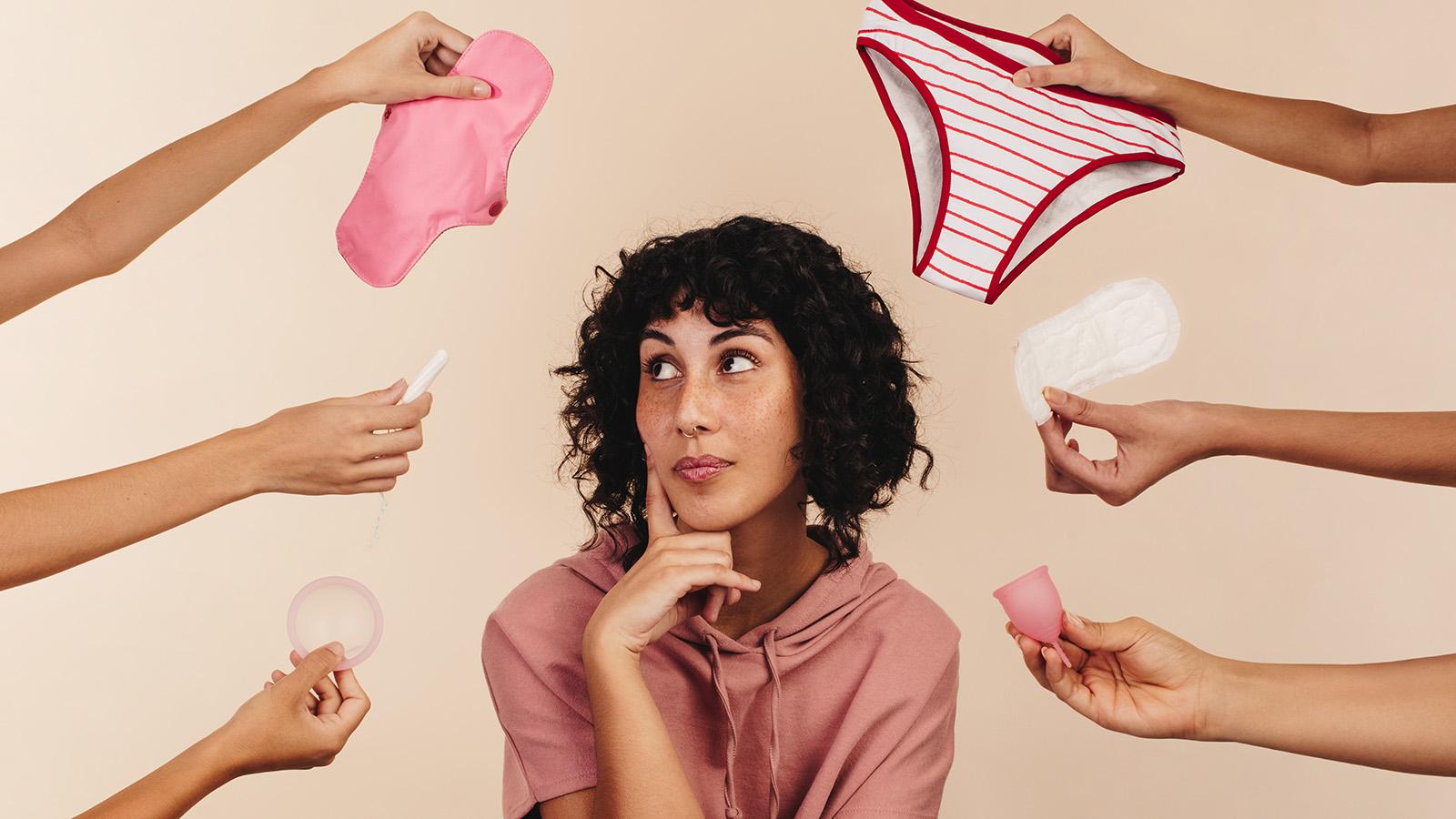 Frau hat die Wahl zwischen vielen Periodenprodukten
