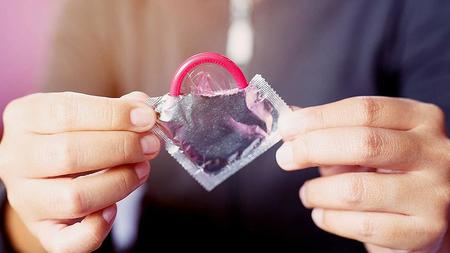 Mann reißt Kondom auf, um sicheren Geschlechtsverkehr zu haben