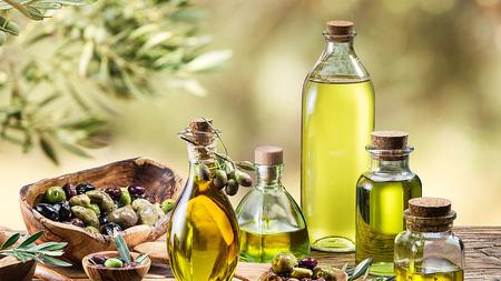 verschiedenste Flaschen gefüllt mit Olivenöl