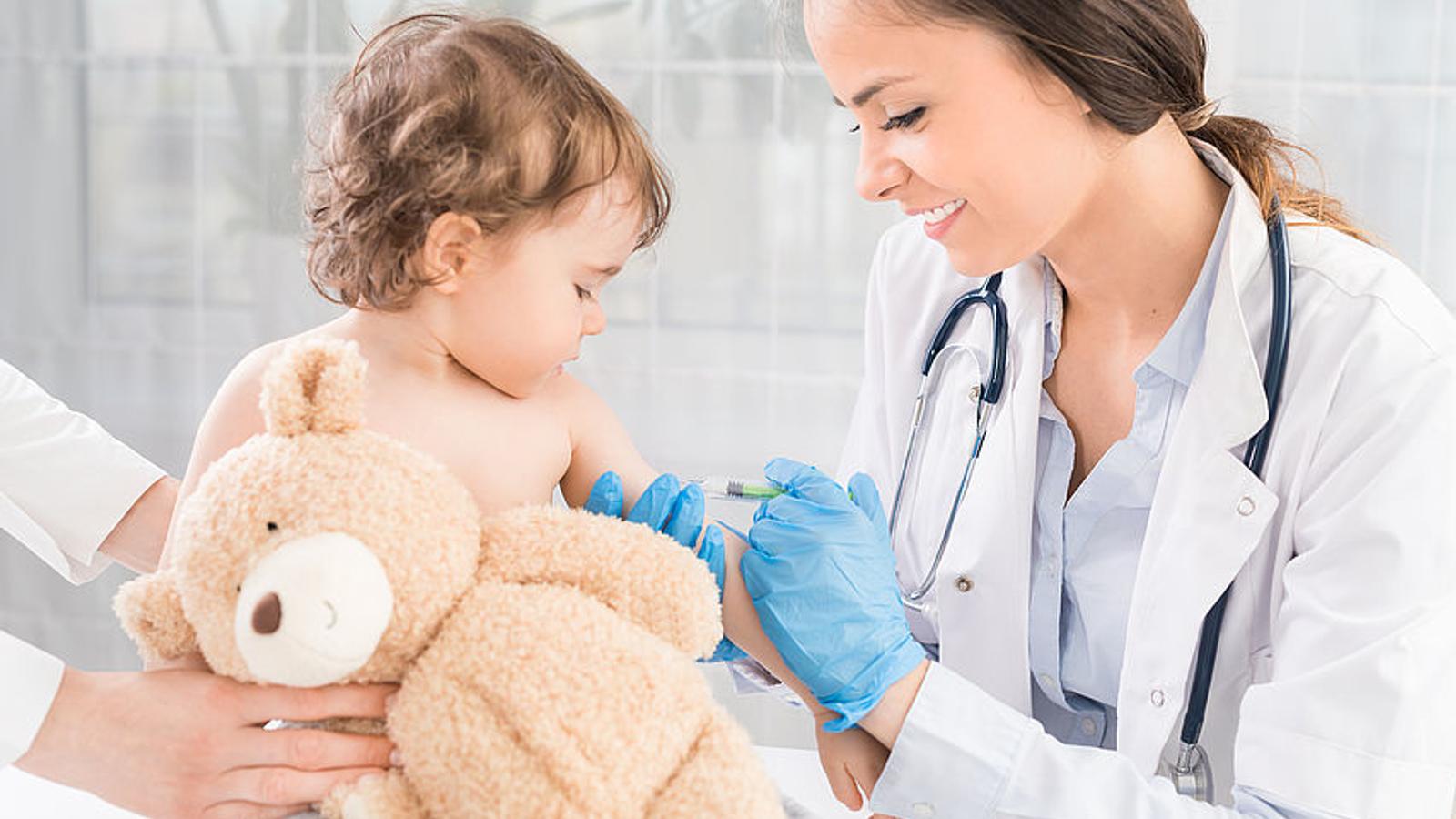Ärztin impft Kleinkind