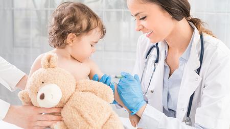 Ärztin impft Kleinkind
