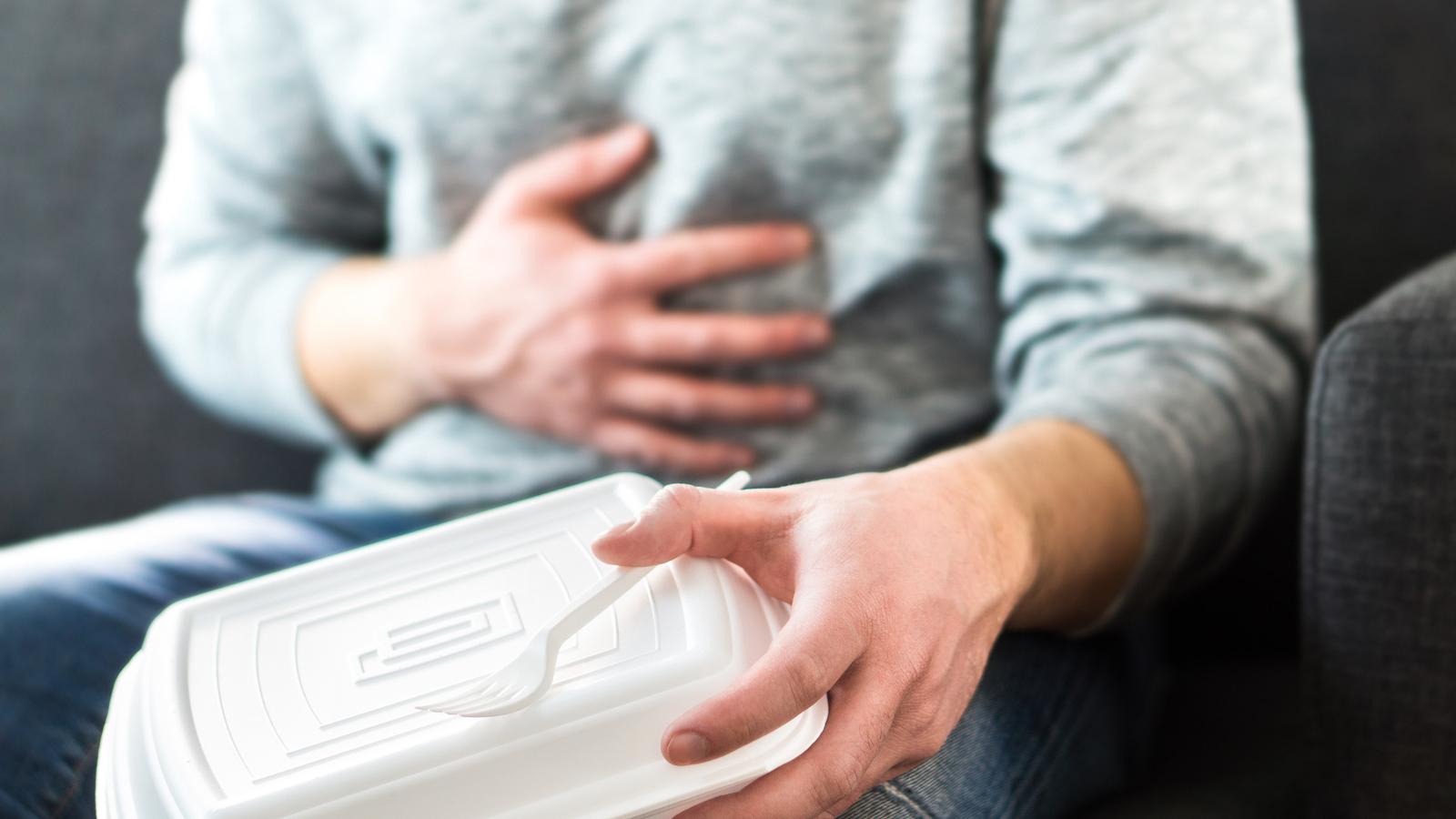 Forscher untersuchen Bakterien in einer Petrischale