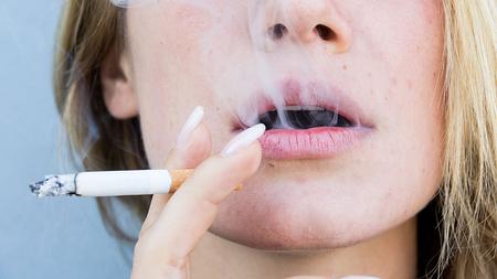 Frau mit COPD raucht Zigarette