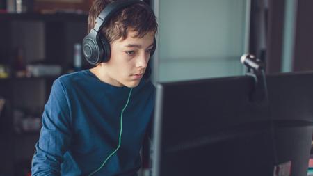 Junge mit Onlinesucht spielt Computerspiele