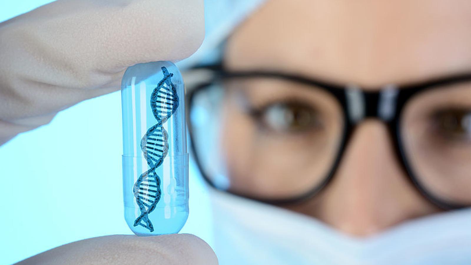 Medizinerin hält DNA-Kapsel hoch