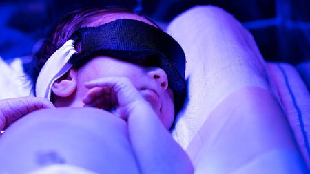 Baby mit Maske bei Phototherapie