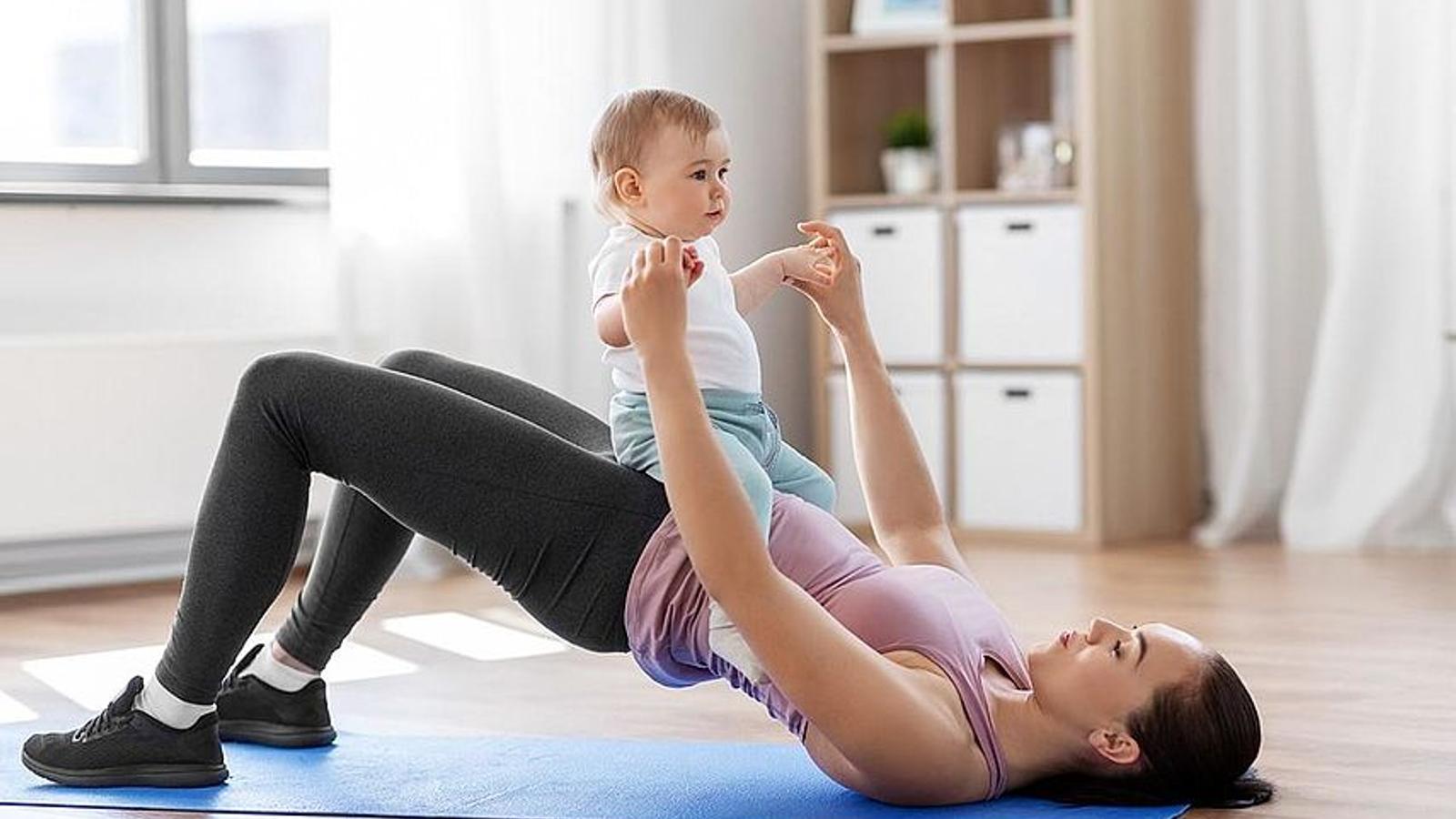 Frau macht Beckenbodentraining mit ihrem Baby