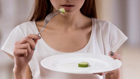 Mädchen mit Magersucht möchte nichts essen