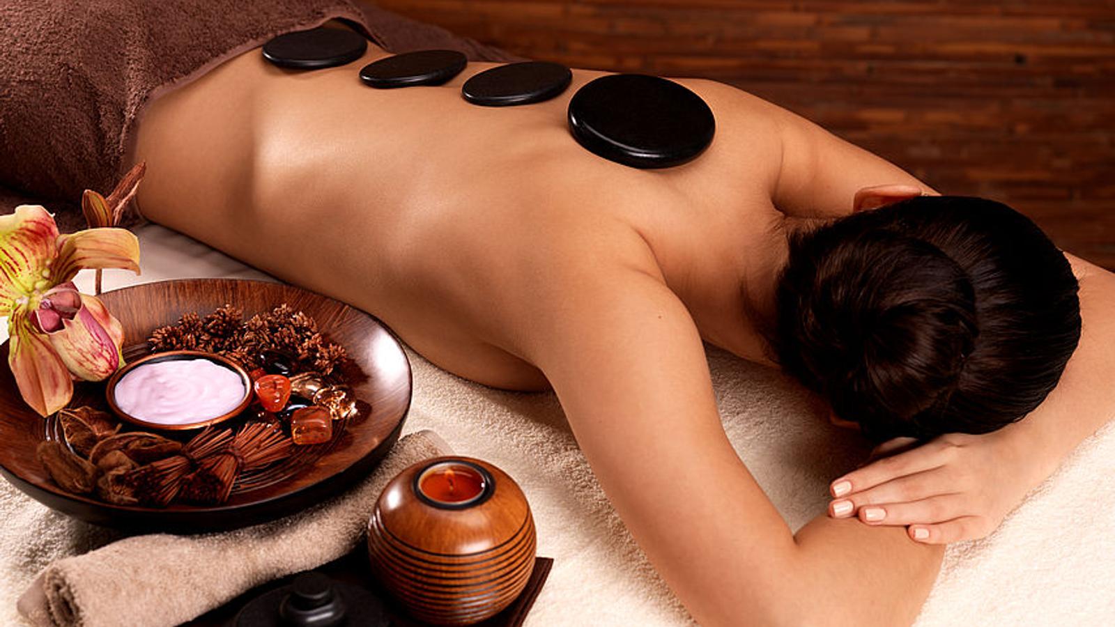 Frau bekommt eine Hot Stone Massage