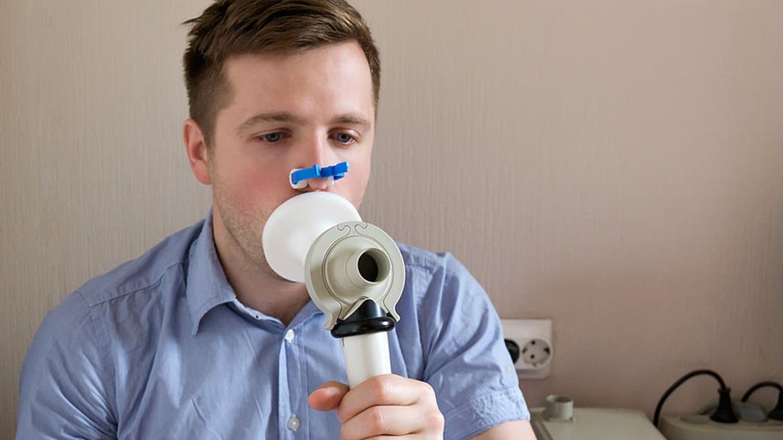 Die Lungenfunktion wird bei einem Asthmatiker überprüft