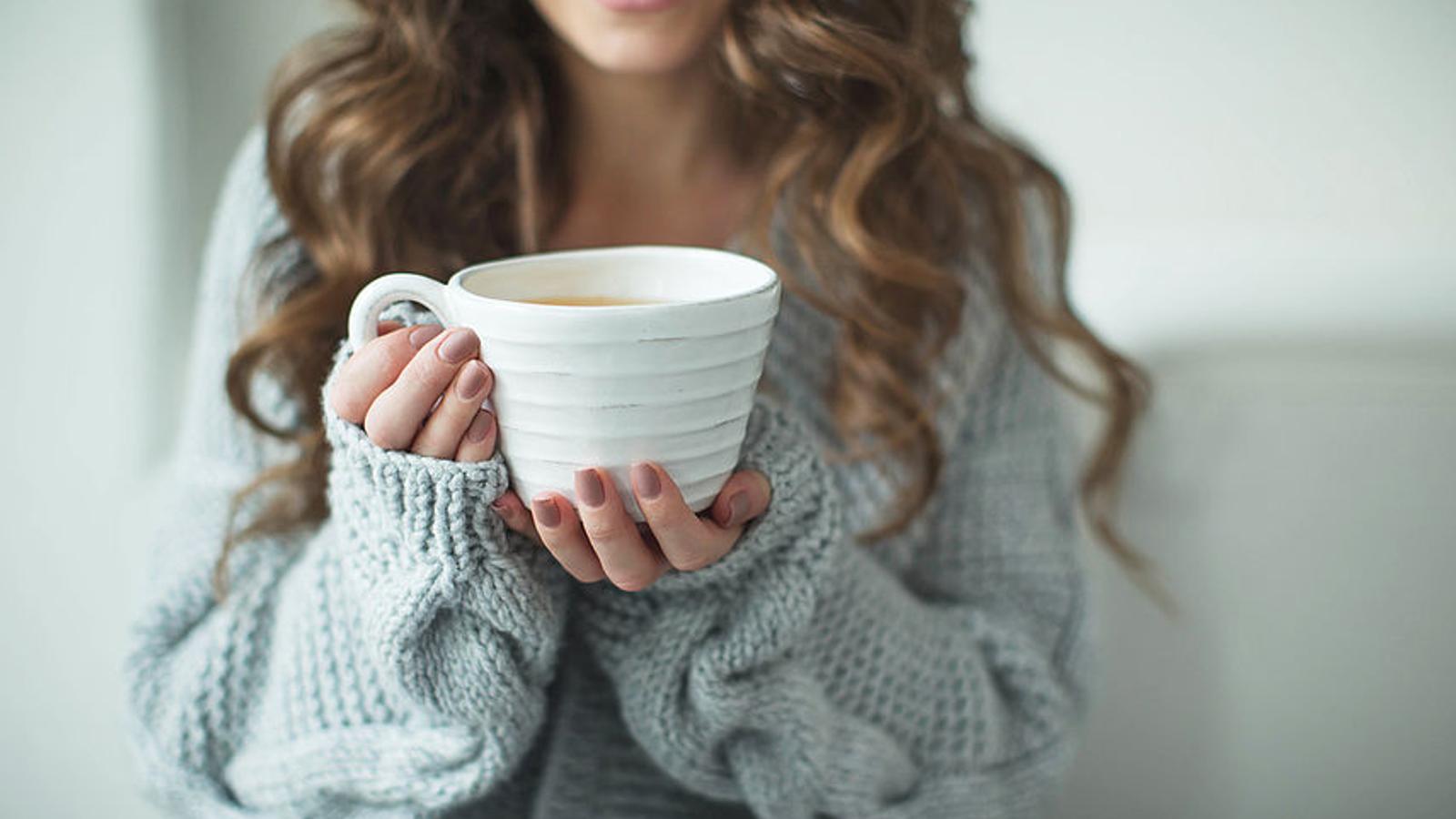 Frau trinkt eine Tasse Tee