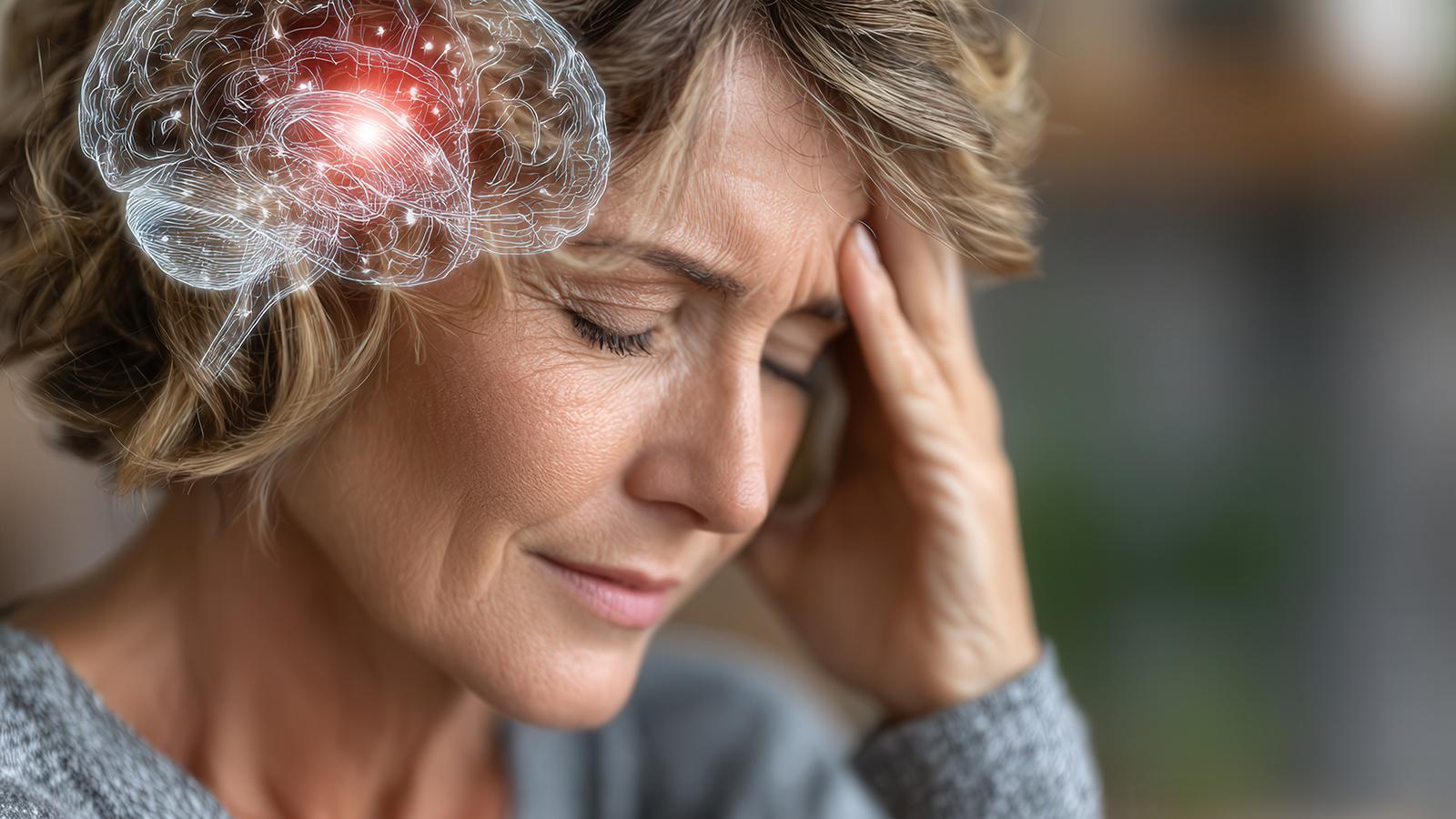 Ältere Frau hält sich den Kopf, Darstellung des Gehirns mit leuchtendem Schlaganfallbereich