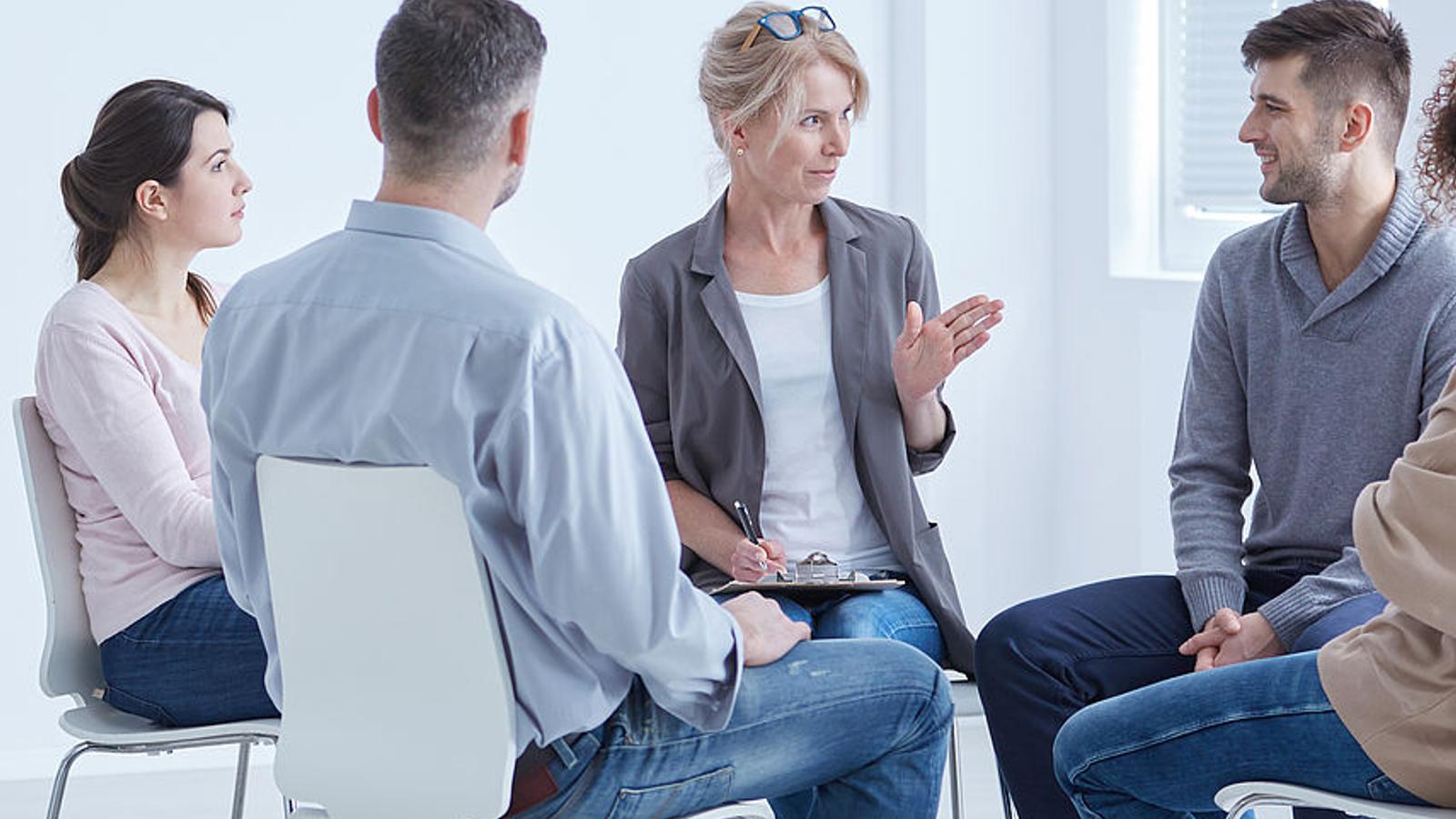 Patienten bei einer Psychodrama-Therapieeinheit. 