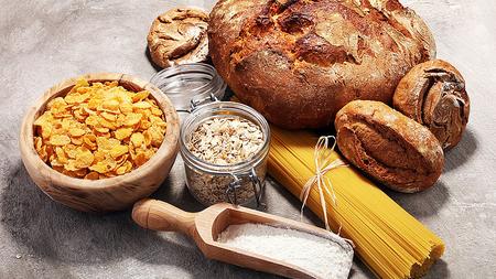 Kohlenhydrathältige Produkte, wie Brot, Nudeln, Müsli